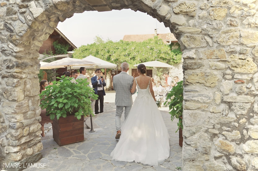 Mariage, Cérémonie, La mariée et son Papa arrivent dans la cour de la ferme du Château pour la célébration laïque, Draillant Haute Savoie 2019, Photographe Marie l'Amuse