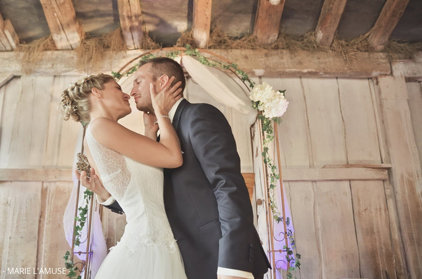 Mariage, Cérémonie, Les mariés s'embrassent lors de la célébration laïque dans une grange à foin, Evian Haute Savoie 2018, Photographe Marie l'Amuse