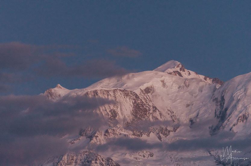 Idée d'élopement ou mariage intime : le Mont Blanc en hiver depuis les Terrasses du mont Blanc à Cordon en peine blue hour par Marie l'Amuse photographe