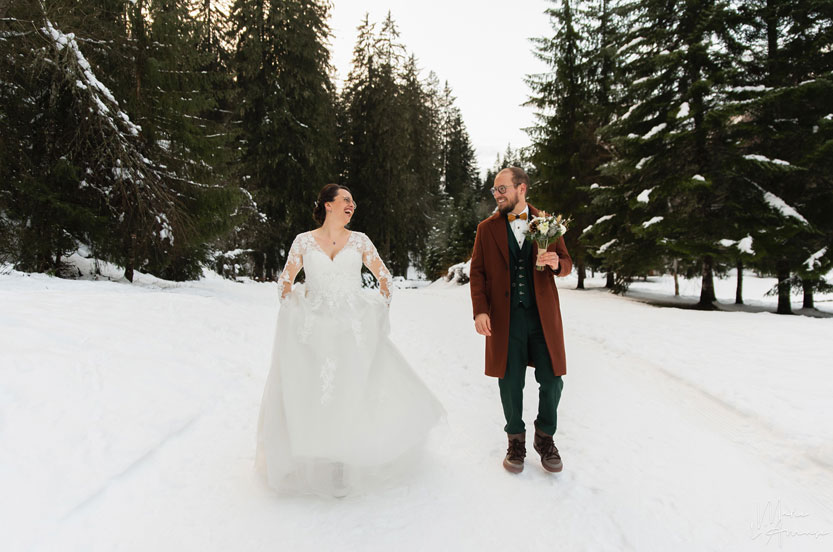 Idée d'élopement ou mariage intime : mariage en hiver dans la neige au Domaine du Baron à Montriond en Haute-Savoie par Marie l'Amuse photographe