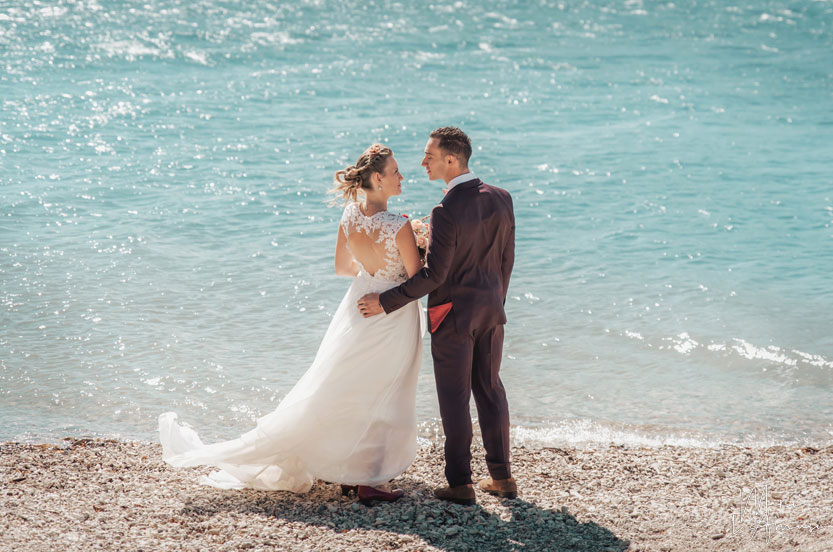 Idée d'élopement ou mariage intime : couple sur une plage du lac d'Annecy à Menthon par Marie l'Amuse photographe