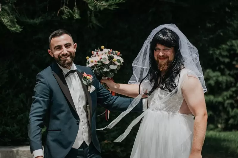 Le témoin fait une surprise au marié en se déguisant pour le first look lors d'un mariage intime en Haute-Savoie