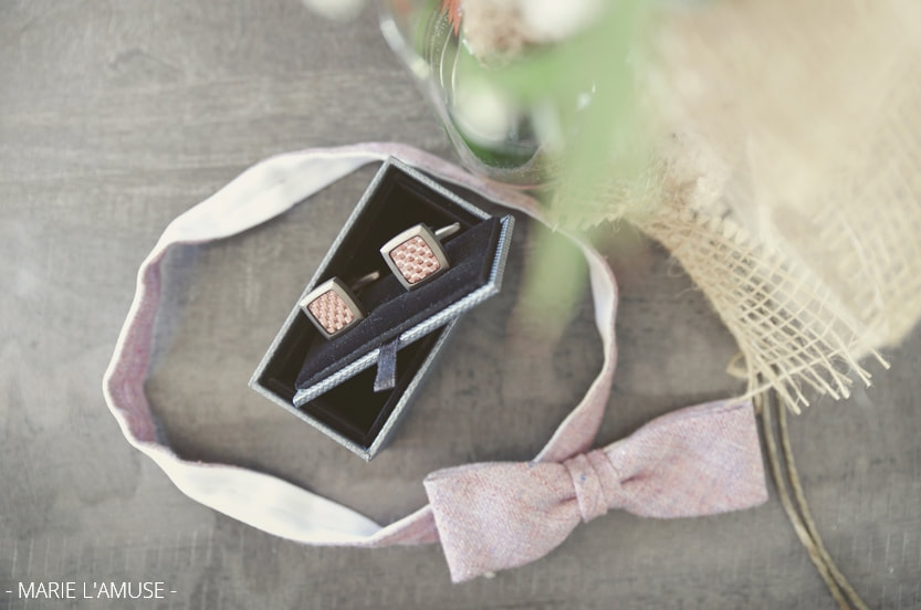 Mariage, Préparatifs, Nœud papillon et boutons de manchette vieux rose mauve, Vailly Haute Savoie 2019, Photographe Marie l'Amuse
