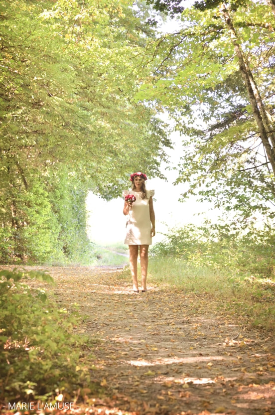 Mariage covid, Portrait, Future mariée dans la forêt en robe courte et couronne de fleurs, Vulbens Haute Savoie 2020, Photographe Marie l'Amuse
