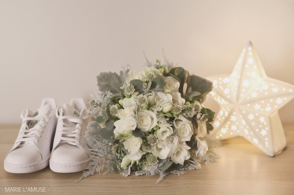 Mariage hivernal, Préparatifs, Baskets Stan Smith et bouquet blanc et vert givré, Thonon Haute Savoie 2019, Photographe Marie l'Amuse