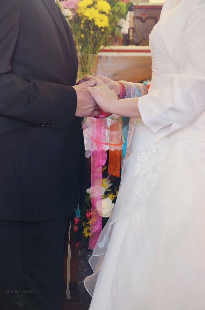 Mariage, Cérémonie, Rituel des rubans attachés aux mains des mariés lors de la célébration laïque, Bellevaux Haute Savoie 2015, Photographe Marie l'Amuse