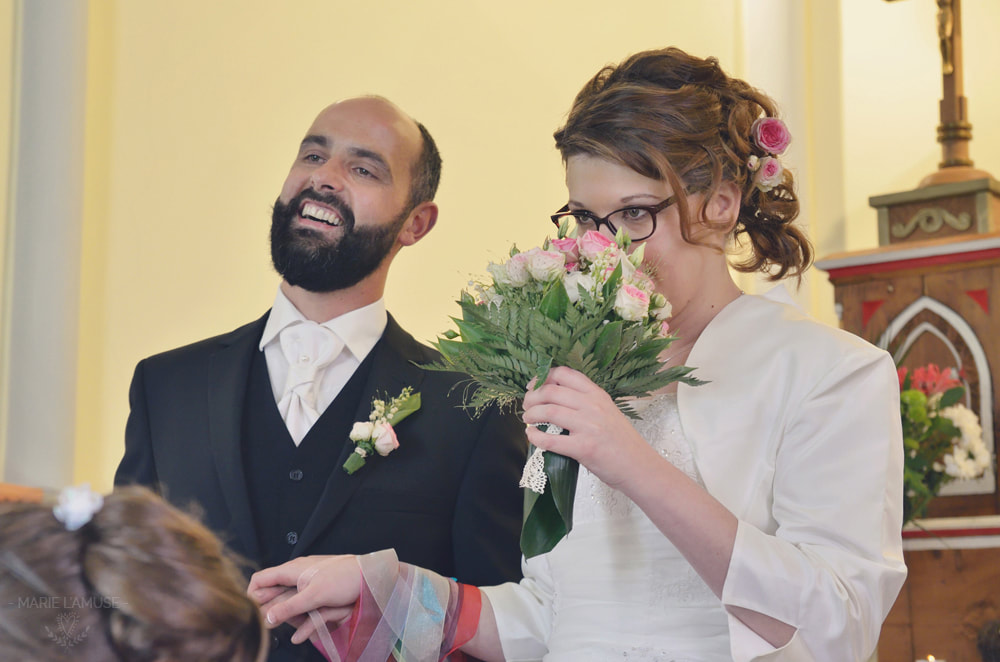 Mariage, Cérémonie, Les rubans sont attachés aux mains des mariés qui rient lors de la célébration laïque, Bellevaux Haute Savoie 2015, Photographe Marie l'Amuse