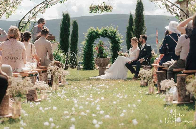 Idée d'élopement ou de petit mariage : cérémonie laïque en extérieur au château de Morgenex en Savoie, par Marie l'Amuse photographe