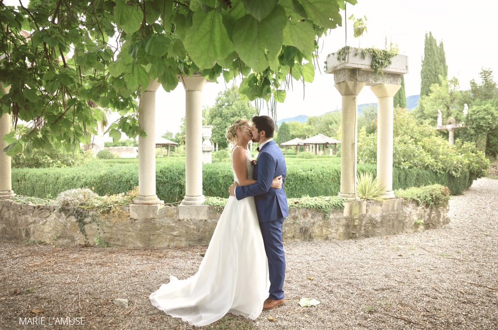 Mariage, Couple, Les mariés s'embrassent sous un marronnier, Avully Haute Savoie 2020, Photographe Marie l'Amuse
