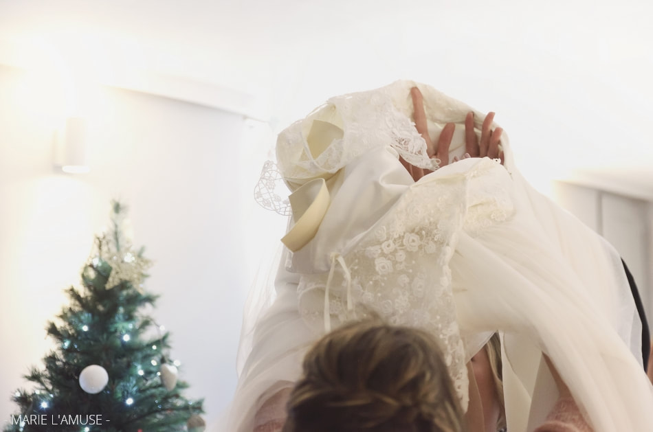 Mariage hivernal, Préparatifs, Les témoins aident la mariée à mettre sa robe, Thonon Haute Savoie 2019, Photographe Marie l'Amuse