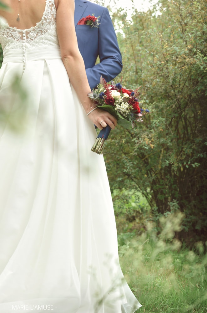 Mariage, Couple, Bouquet de mariée bleu blanc rouge, Avully Haute Savoie 2020, Photographe Marie l'Amuse

