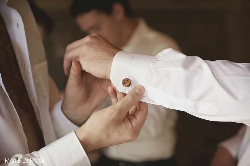 Mariage, Préparatifs, Le futur marié ajuste ses boutons de manchette, Bellevaux Haute Savoie-2019, Photographe Marie l'Amuse
