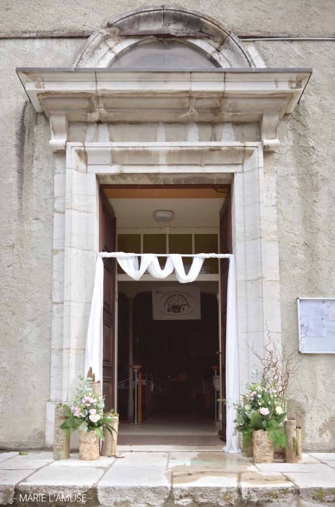 Mariage, Cérémonie, Entrée le l'église décoré de voile et fleurs, Vulbens Haute Savoie 2020, Photographe Marie l'Amuse
