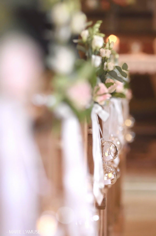 Mariage, Cérémonie, Décoration florale dans l'allée de l'église, Vulbens Haute Savoie 2020, Photographe Marie l'Amuse

