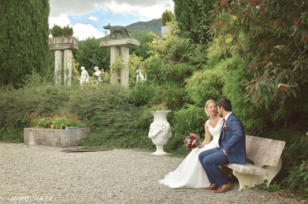 Mariage, Couple, Les mariés sont assis sur un banc dans le parc du château, Avully Haute Savoie 2020, Photographe Marie l'Amuse
