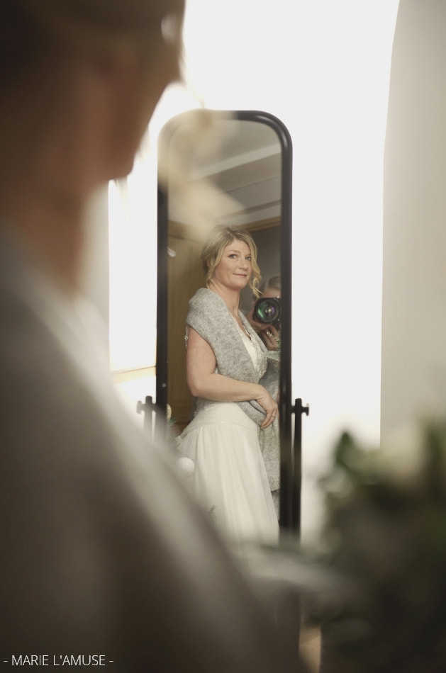 Mariage hivernal, Décoration, La future mariée se regarde dans le miroir, Thonon Haute Savoie 2019, Photographe Marie l'Amuse
