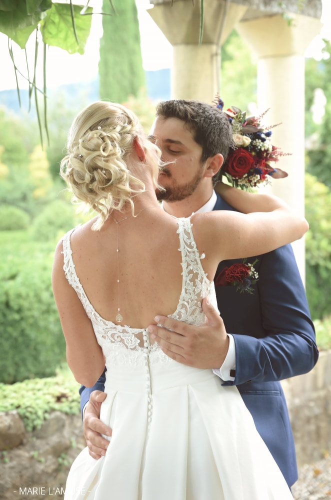 Mariage, Couple, Les mariés s'embrassent au château, Avully Haute Savoie 2020, Photographe Marie l'Amuse