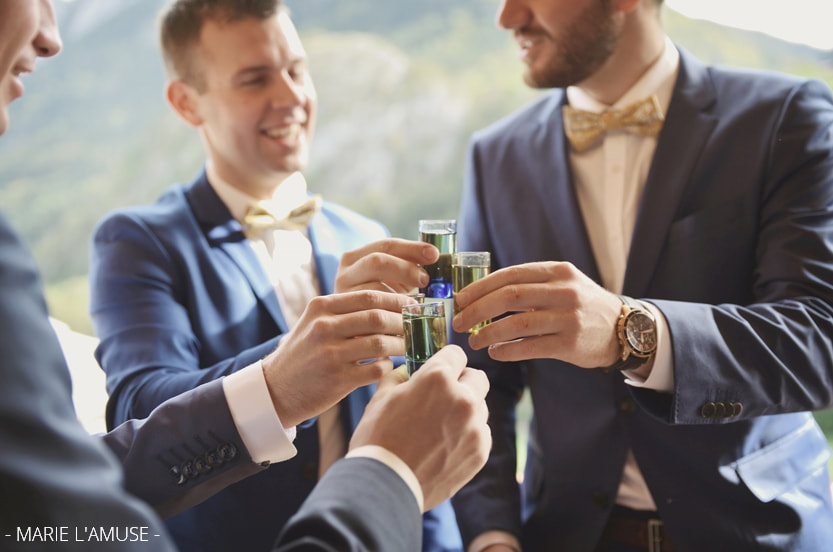 Mariage, Préparatifs, Apéritif des hommes qui trinquent avec de petits verres de Chartreuse, Bellevaux Haute Savoie-2019, Photographe Marie l'Amuse
