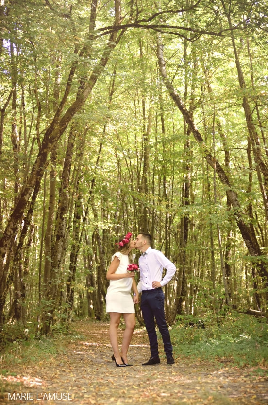 Mariage covid, Portrait, Le couple s'embrasse dans la forêt, Vulbens Haute Savoie 2020, Photographe Marie l'Amuse
