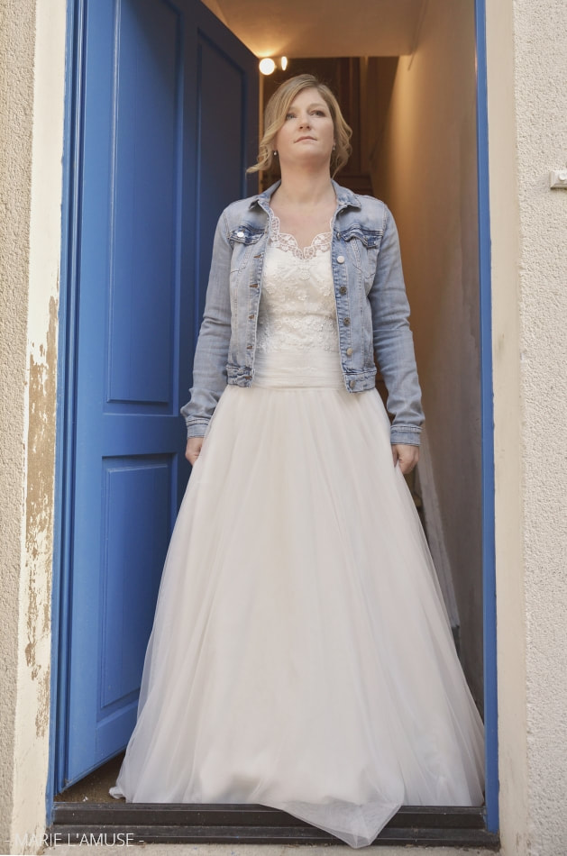 Mariage hivernal, Préparatifs, Mariée en robe de tulle et veste en jean, Thonon Haute Savoie 2019, Photographe Marie l'Amuse