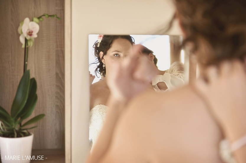 Mariage, Préparatifs, Reflet de la future mariée dans le miroir, Vailly Haute Savoie -2019, Photographe Marie l'Amuse