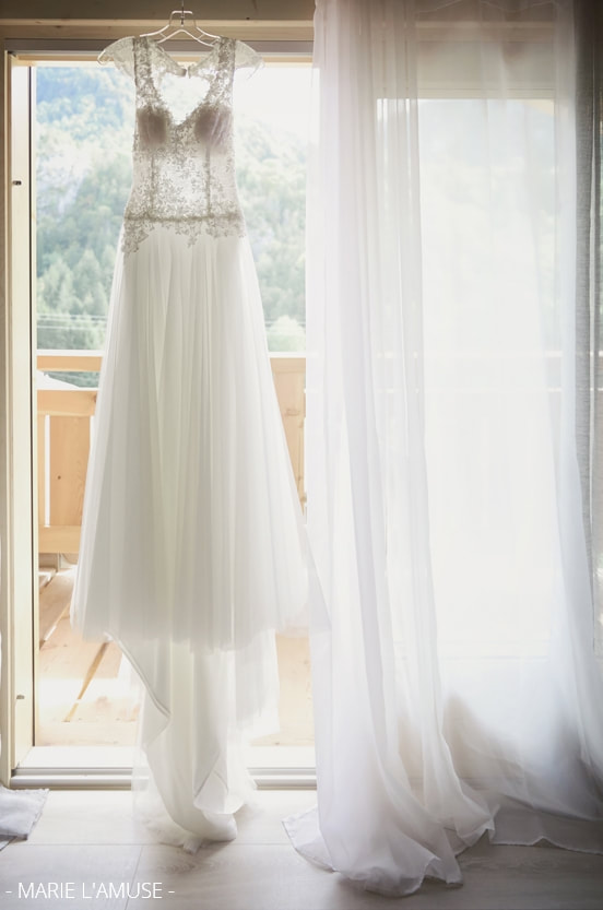 Mariage, Préparatifs, Robe de la mariée suspendue devant une fenêtre, Bellevaux Haute Savoie-2019, Photographe Marie l'Amuse
