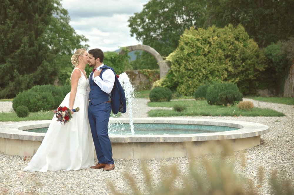 Mariage, Couple, Les mariés devant la fontaine du parc du château, Avully Haute Savoie 2020, Photographe Marie l'Amuse
