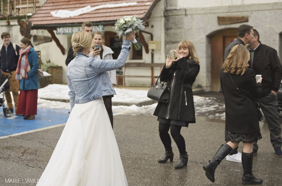 Mariage hivernal, Cérémonie, Arrivée de la mariée à la mairie, Bellevaux Haute Savoie 2019, Photographe Marie l'Amuse
