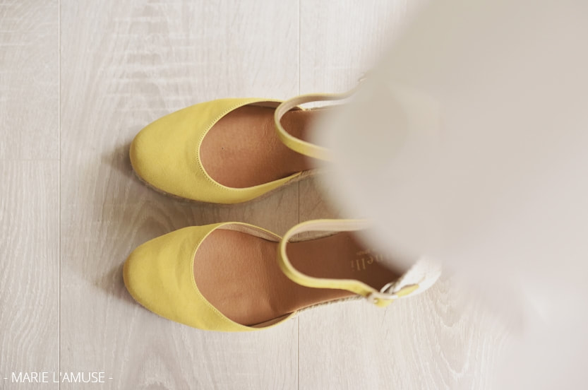 Mariage, Préparatifs, Chaussures jaunes de la mariée, Bellevaux Haute Savoie-2019, Photographe Marie l'Amuse
