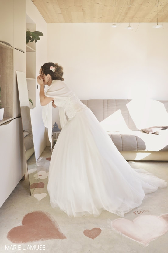 Mariage, Préparatifs, La mariée est prête et vérifie sa tenue, Vailly Haute Savoie -2019, Photographe Marie l'Amuse