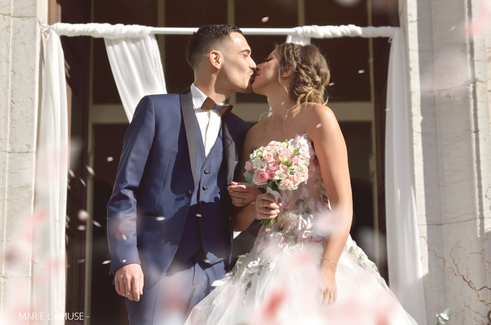Mariage, Cérémonie, Les mariés s'embrassent à la sortie de la célébration religieuse, Vulbens Haute Savoie 2020, Photographe Marie l'Amuse
