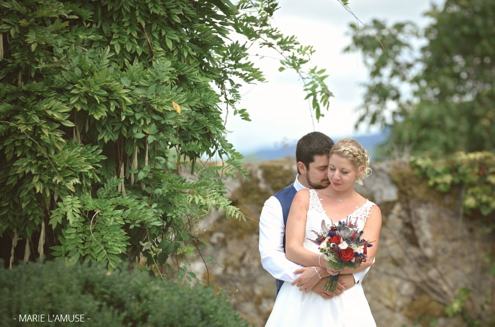 Mariage, Couple, Câlin du marié pour sa femme, Avully Haute Savoie 2020, Photographe Marie l'Amuse