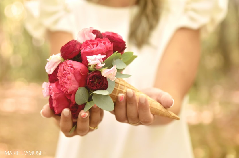 Mariage covid, Portrait, Bouquet de mariée rose rouge bordeaux dans un cornet de glace, Vulbens Haute Savoie 2020, Photographe Marie l'Amuse