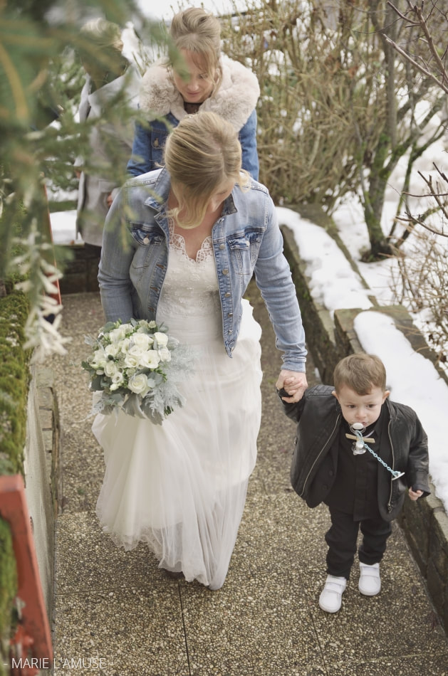 Mariage hivernal, Cérémonie, Entrée de la mariée à la mairie avec son fils, Bellevaux Haute Savoie 2019, Photographe Marie l'Amuse