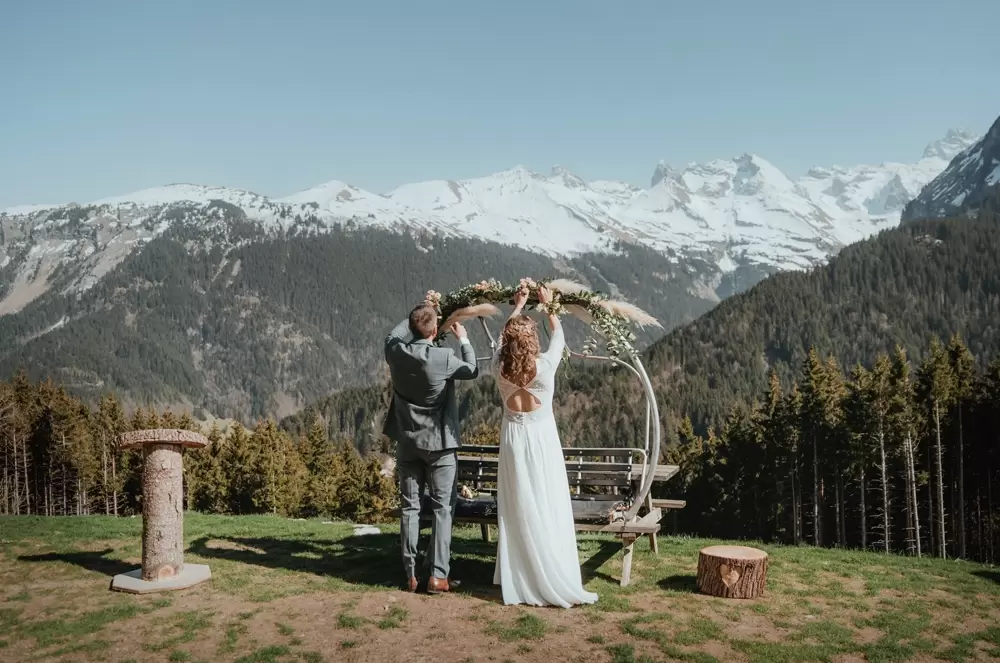 Au gîte du Passant en Haute-Savoie, le couple décore le télésiège pour leur mariage face aux montagnes enneigées