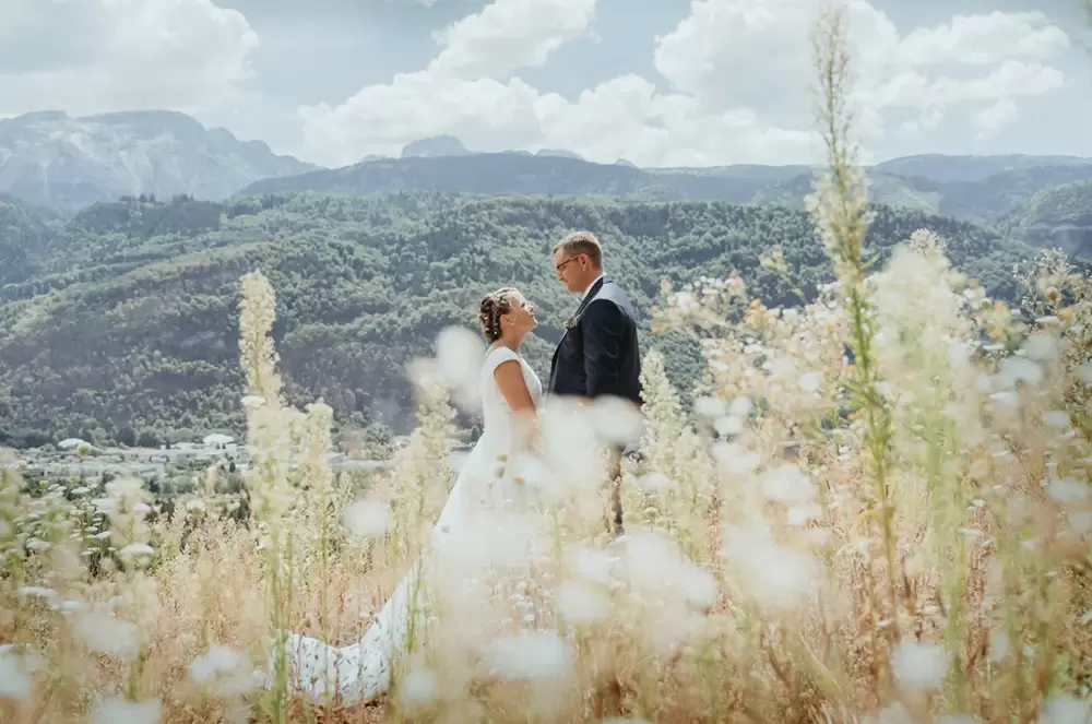 Echange de vœux lors de l'élopement d'un couple dans un champ de fleurs en Haute-Savoie