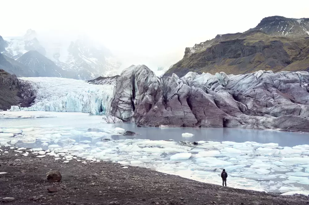 Le glacier Svinafellsjokull en Islande est grandiose pour un élopement original en hiver