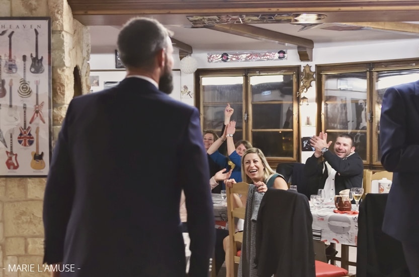 Mariage, Soirée, Applaudissements des témoins qui accueillent les mariés, Bellevaux Haute Savoie-2019, Photographe Marie l'Amuse