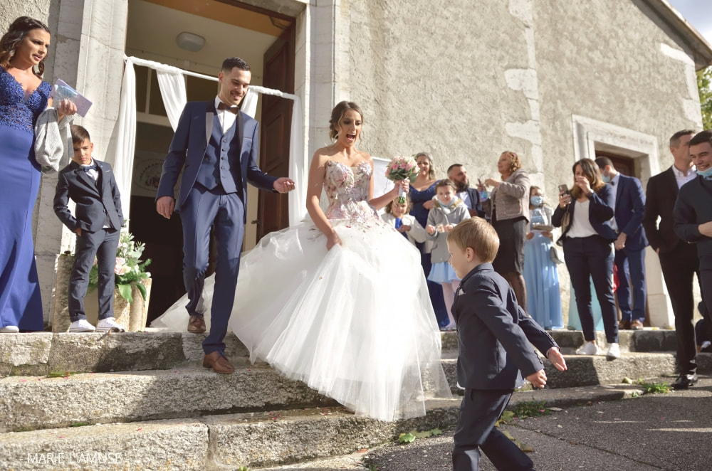 Mariage, Cérémonie, Les mariés descendent les marches de l'église, Vulbens Haute Savoie 2020, Photographe Marie l'Amuse
