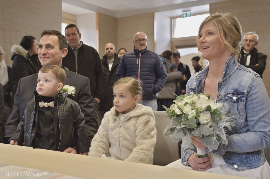 Mariage hivernal, Cérémonie, Couple lors de la célébration civile avec les enfants, Bellevaux Haute Savoie 2019, Photographe Marie l'Amuse
