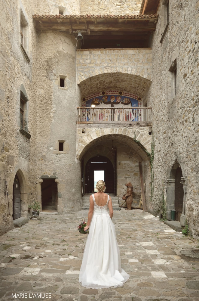 Mariage, Portrait, La mariée dans la cour du château, Avully Haute Savoie 2020, Photographe Marie l'Amuse