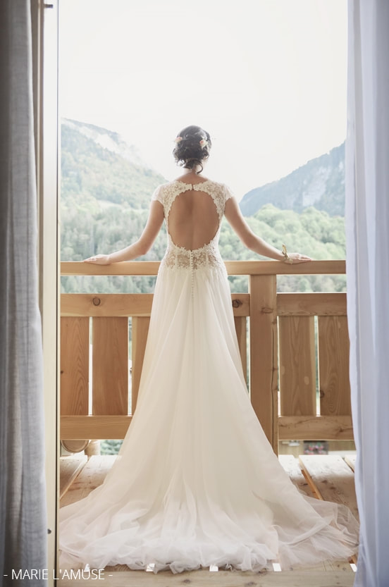 Mariage, Préparatifs, Mariée de dos sur un balcon vue montagnes, Bellevaux Haute Savoie-2019, Photographe Marie l'Amuse