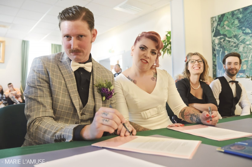 Mariage, Mairie, Grimace des mariés au moment de la signature, Marignier Haute Savoie 2019, Photographe Marie l'Amuse