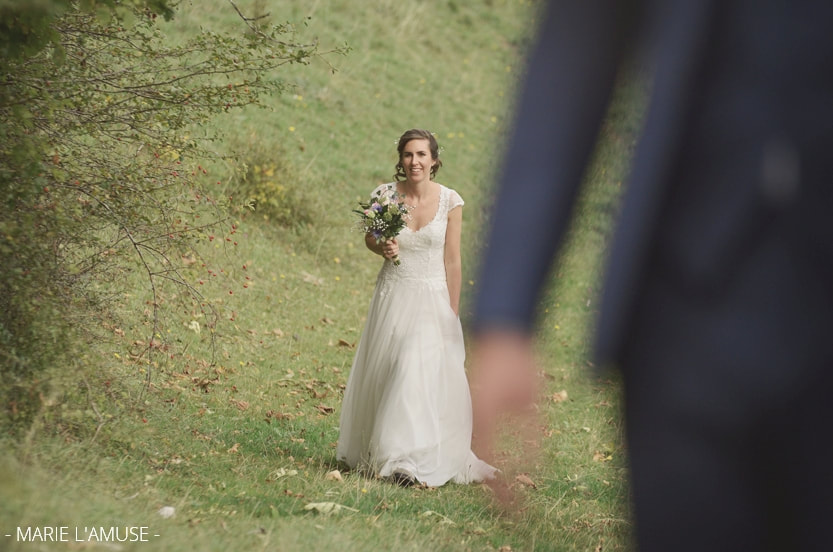 Mariage, Couple, La future mariée s'approche lors de la découverte, Bellevaux Haute Savoie-2019, Photographe Marie l'Amuse