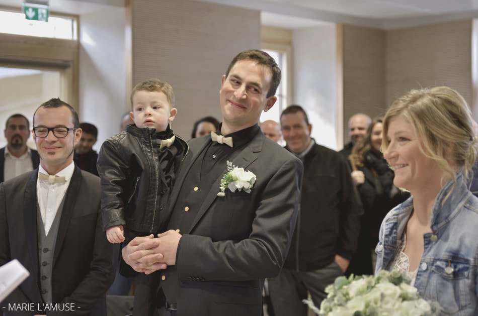Mariage hivernal, Cérémonie, Le marié regarde sa femme lors de la célébration civile, Bellevaux Haute Savoie 2019, Photographe Marie l'Amuse
