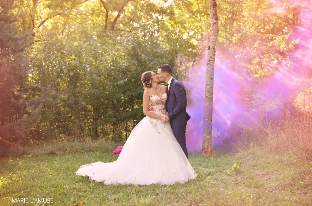 Mariage, Portrait, Séance photo de couple avec des fumigènes roses et bleus, Allonzier Haute Savoie 2020, Photographe Marie l'Amuse