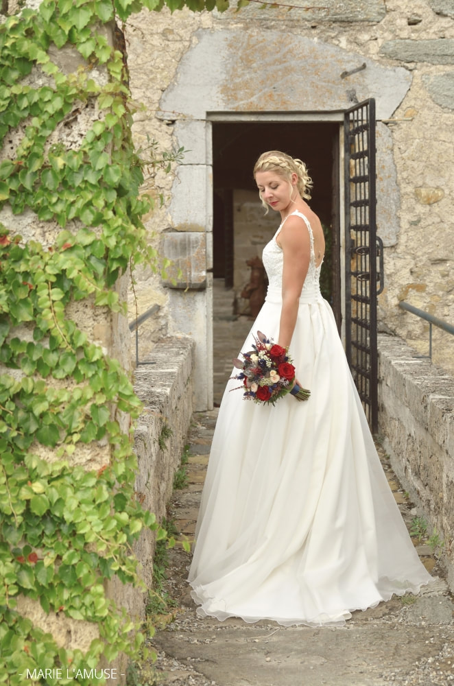 Mariage, Portrait, La mariée regarde son bouquet au château, Avully Haute Savoie 2020, Photographe Marie l'Amuse
