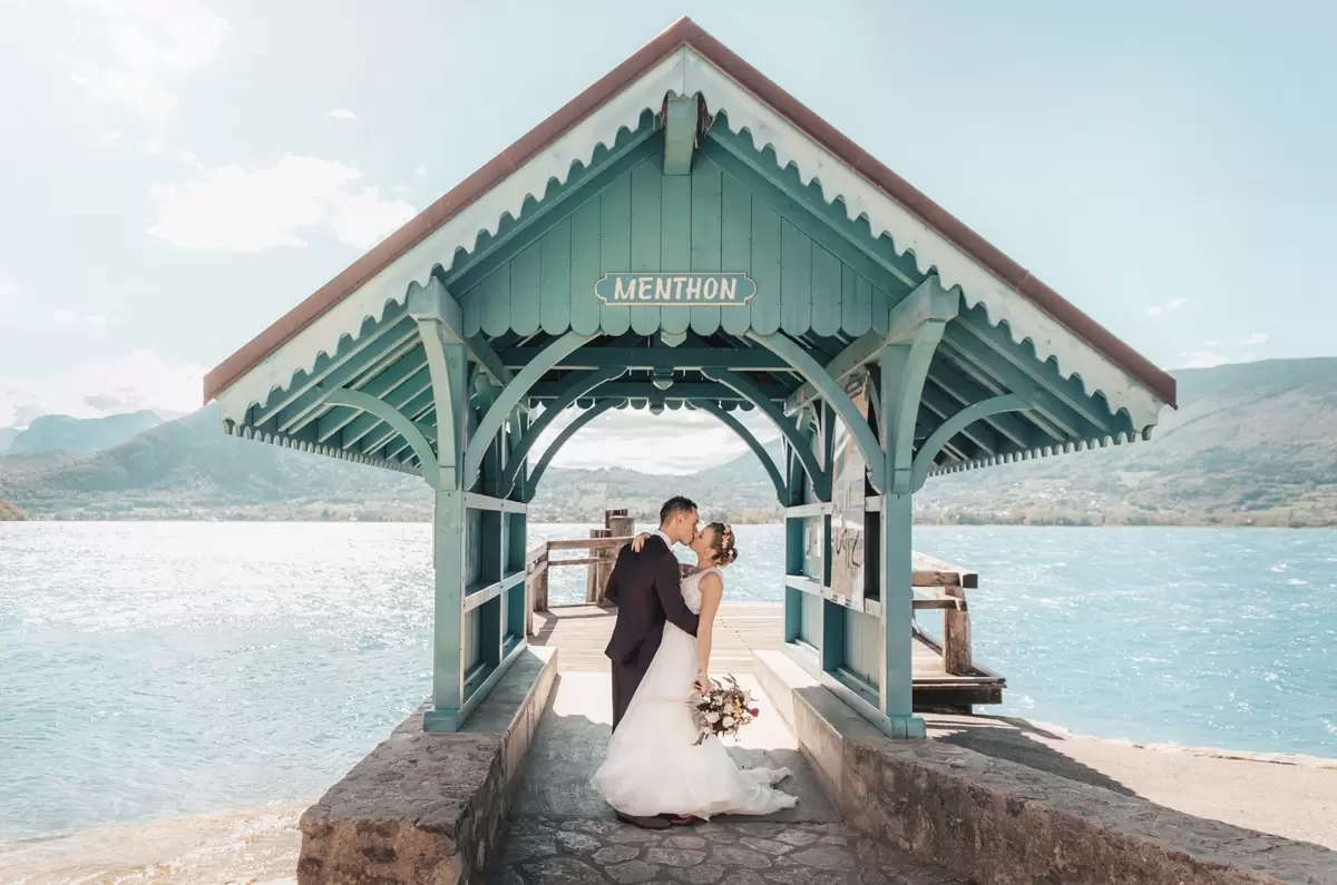 Le mariage intime d'un couple qui s'embrasse sur un embarcadère au lac d'Annecy en Haute-Savoie