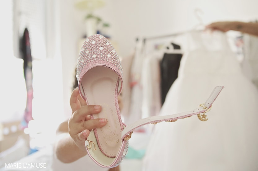 Mariage, Préparatifs, Demoiselle d'honneur montre ses chaussures rose paillette strass, Arenthon Haute Savoie 2019, Photographe Marie l'Amuse