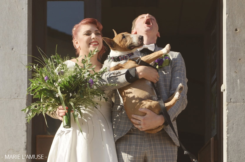 Mariage, Mairie, Sortie des mariés avec leur chien Ozzy dans les bras, Marignier Haute Savoie 2019, Photographe Marie l'Amuse
